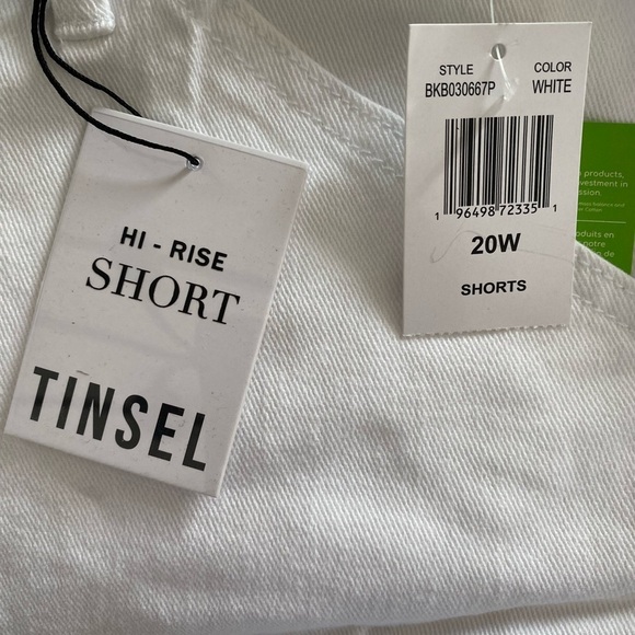Tinsel Plus Size Raw Hem Hi-Rise Cargo Shorts White NWT Size 20W - Picture 5 of 7